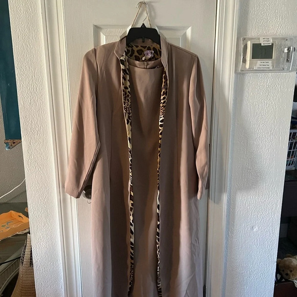 Helen Blake 2 piece dress suit - Picture 4 of 6